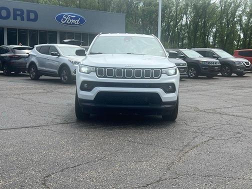 Bright White Clearcoat 2024 Jeep Compass Latitude