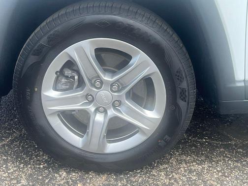 Bright White Clearcoat 2024 Jeep Compass Latitude