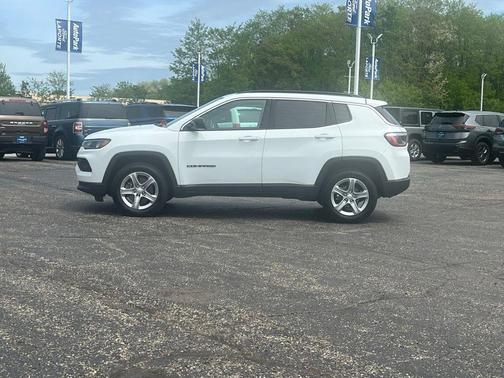 Bright White Clearcoat 2024 Jeep Compass Latitude
