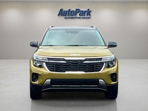 Green / Black 2024 Kia Seltos S