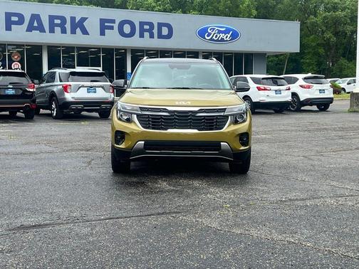 Green / Black 2024 Kia Seltos S
