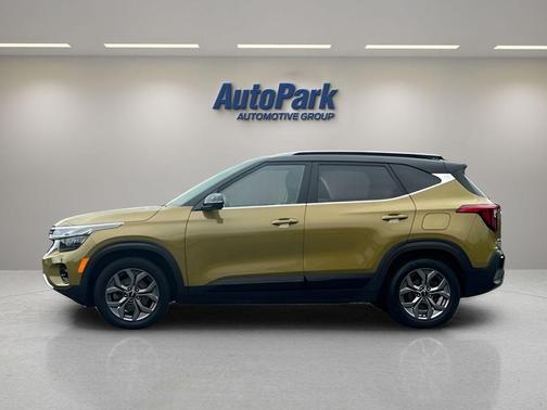 Green / Black 2024 Kia Seltos S