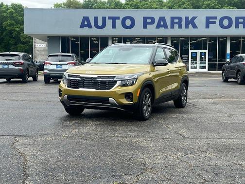 Green / Black 2024 Kia Seltos S
