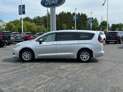 2023 Chrysler Voyager LX
