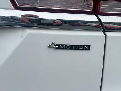 Pure White 2023 Volkswagen Atlas 2.0T SE