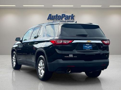 Mosaic Black Metallic 2018 Chevrolet Traverse LT Cloth