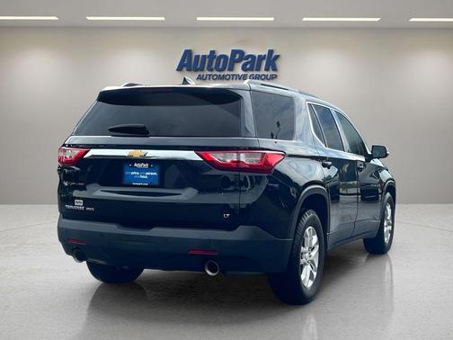 Mosaic Black Metallic 2018 Chevrolet Traverse LT Cloth