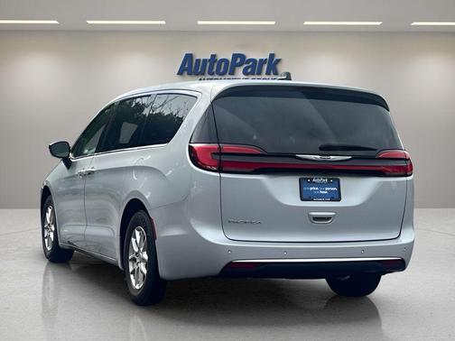 Silver Mist Clearcoat 2024 Chrysler Pacifica Touring-L