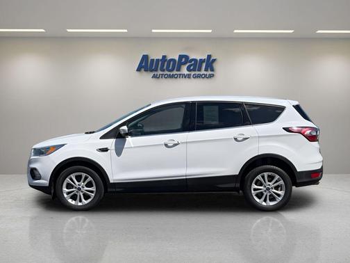 Oxford White 2017 Ford Escape SE