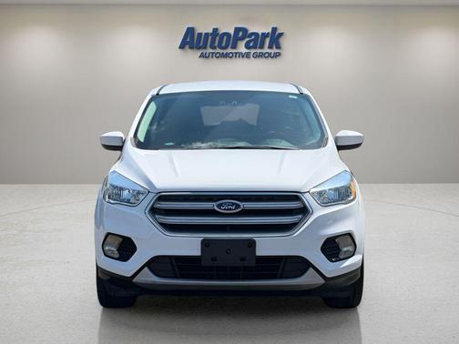 Oxford White 2017 Ford Escape SE