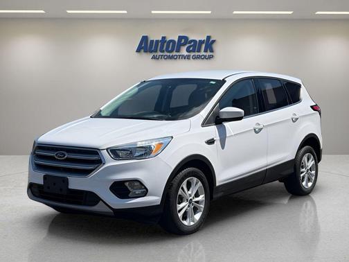 Oxford White 2017 Ford Escape SE