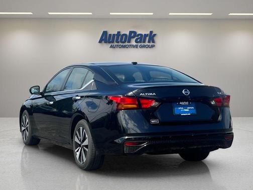 Black 2022 Nissan Altima 2.5 SV