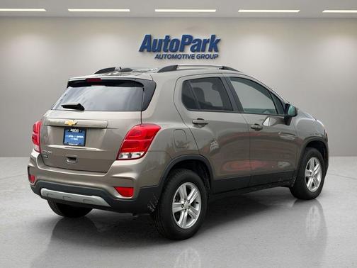 Stone Gray Metallic 2022 Chevrolet Trax LT