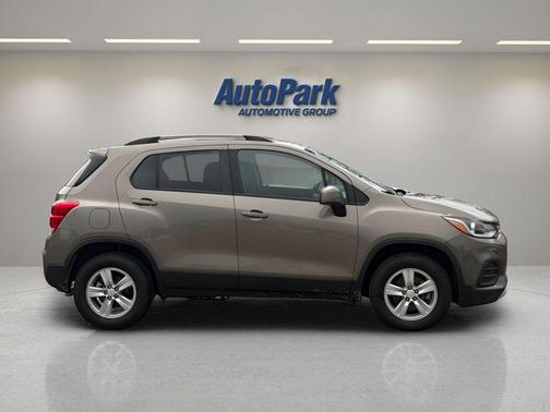Stone Gray Metallic 2022 Chevrolet Trax LT