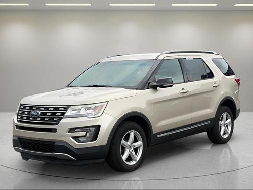 White Gold Metallic 2017 Ford Explorer XLT