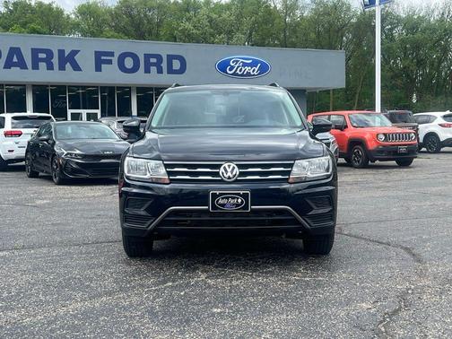 Deep Black Pearl Effect 2020 Volkswagen Tiguan 2.0T SE