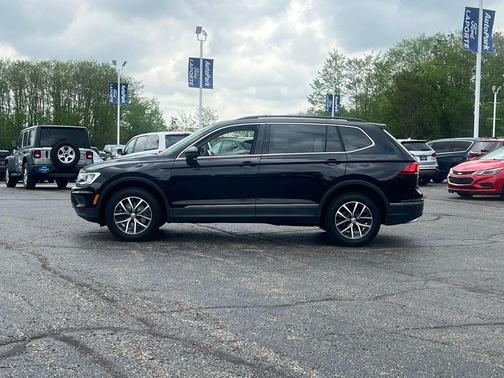 Deep Black Pearl Effect 2020 Volkswagen Tiguan 2.0T SE