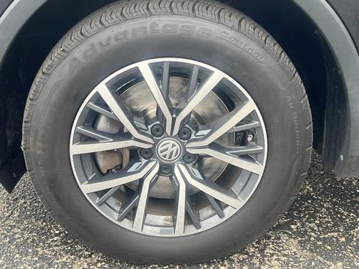 Deep Black Pearl Effect 2020 Volkswagen Tiguan 2.0T SE