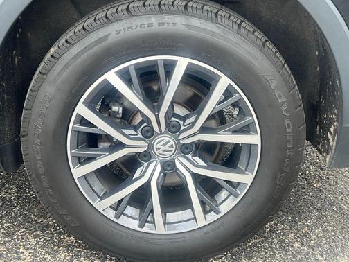 Deep Black Pearl Effect 2020 Volkswagen Tiguan 2.0T SE