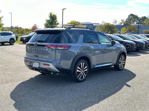 2025 Nissan Pathfinder Platinum FWD