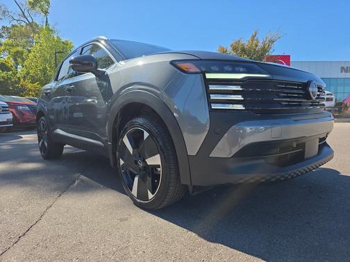Gun Metallic/Super Black 2025 Nissan Kicks SR