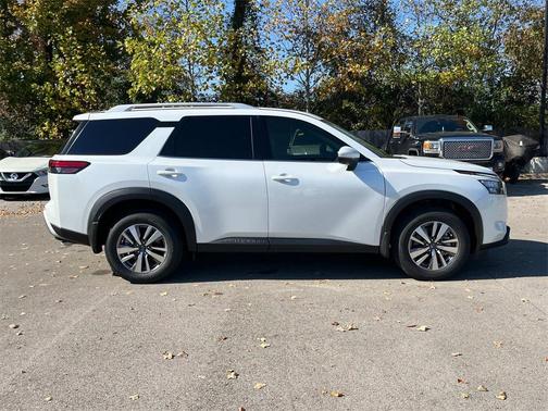 2025 Nissan Pathfinder SL 4WD