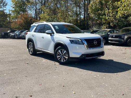 2025 Nissan Pathfinder SL 4WD