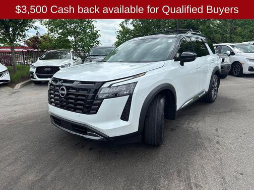 Everest White Pearl/Black 2026 Nissan Pathfinder Platinum