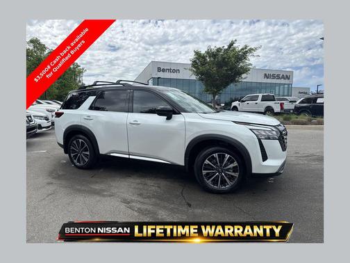 Everest White Pearl/Black 2026 Nissan Pathfinder Platinum