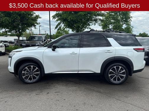 Everest White Pearl/Black 2026 Nissan Pathfinder Platinum