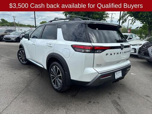 Everest White Pearl/Black 2026 Nissan Pathfinder Platinum