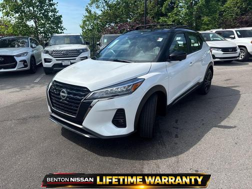 Aspen White Tricoat/Super Black 2023 Nissan Kicks SR