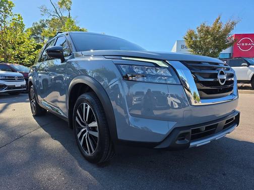 Solid Gray/Super Black 2025 Nissan Pathfinder Platinum FWD