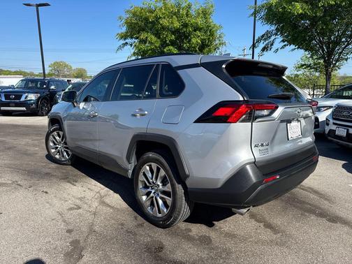 Silver Sky Metallic 2019 Toyota RAV4 XLE Premium