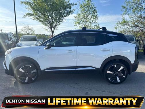 Aspen White Tricoat/Super Black 2025 Nissan Kicks SR