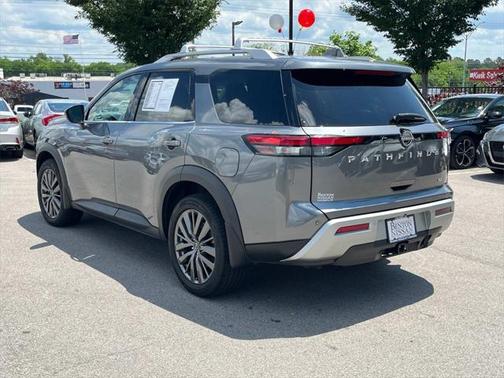 2022 Nissan Pathfinder SL 2WD