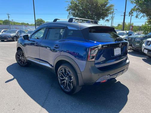 Deep Blue Pearl/Gun Metallic 2025 Nissan Kicks SR