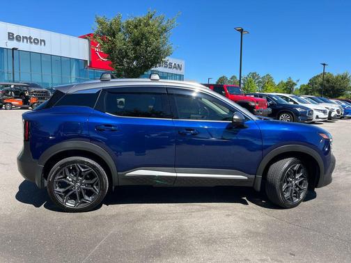 Deep Blue Pearl/Gun Metallic 2025 Nissan Kicks SR
