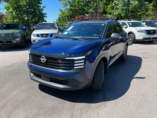 Deep Blue Pearl/Gun Metallic 2025 Nissan Kicks SR