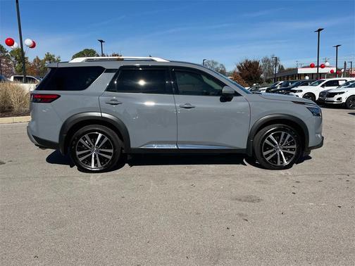 2025 Nissan Pathfinder Platinum FWD