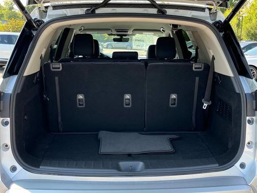 2025 Nissan Pathfinder SL FWD