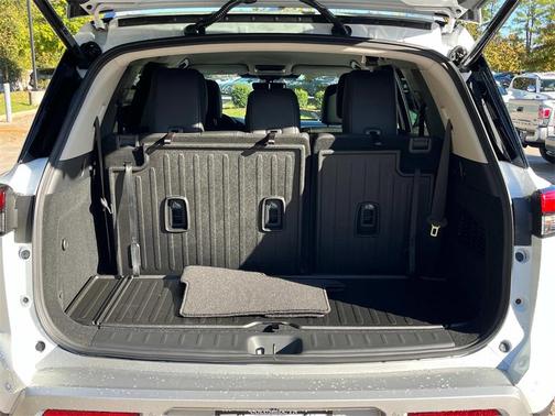 2025 Nissan Pathfinder SL FWD