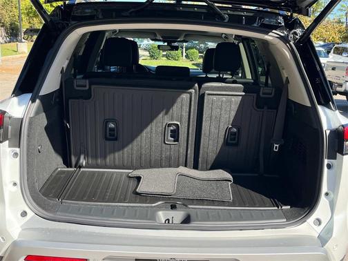 2025 Nissan Pathfinder Platinum FWD