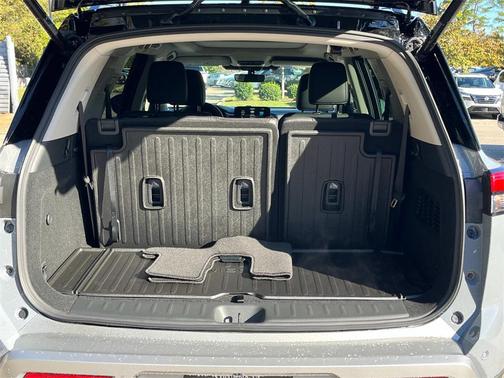 2025 Nissan Pathfinder Platinum FWD