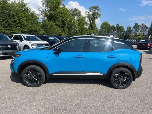 Arctic Ice Blue/Black 2026 Nissan Kicks SR