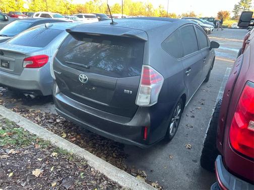 2017 Toyota Prius v Five