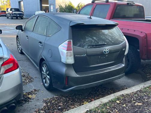 2017 Toyota Prius v Five