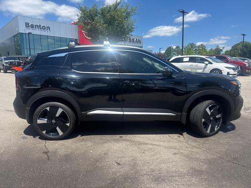 Super Black 2025 Nissan Kicks SR
