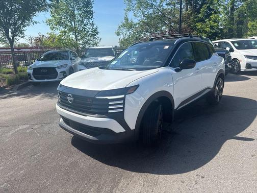 Aspen White/Super Black 2026 Nissan Kicks SR