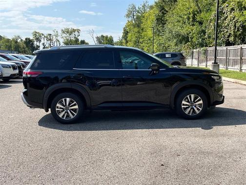 2025 Nissan Pathfinder SL FWD